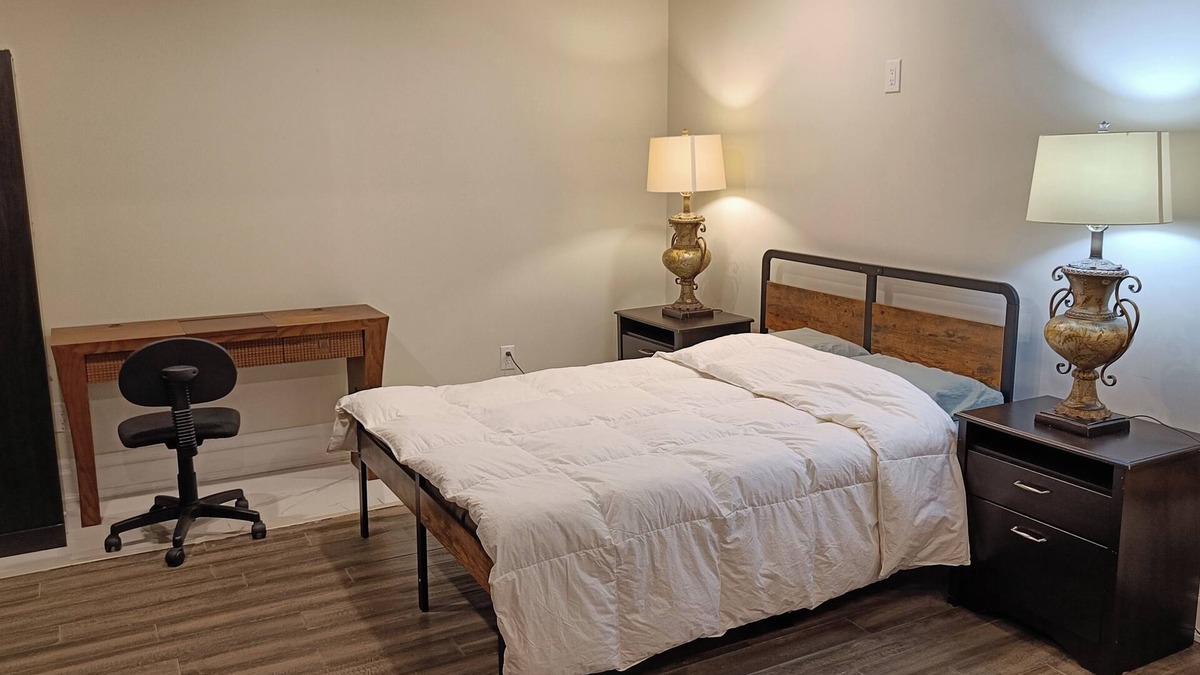 King Apartment | Studio apartment 3mins from Carrying Place Golf Club & The Manor. Off HW 400