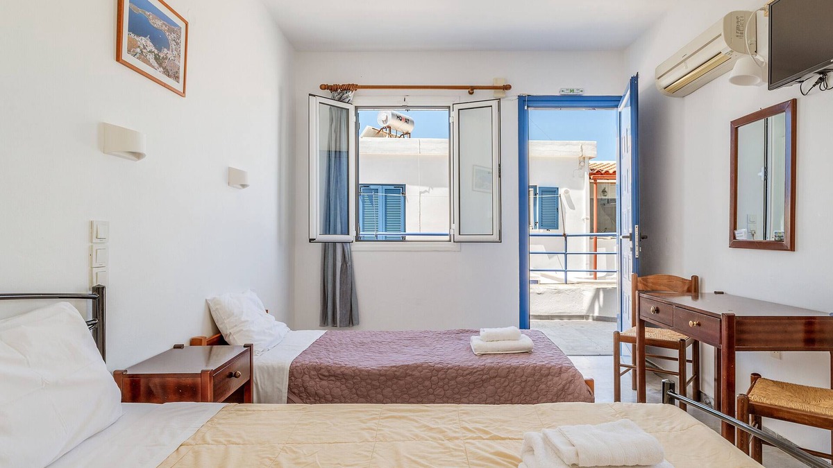 Mpatsi Apartment | Studio Apartment 'Aegeo 2' with Balcony, Wi-Fi and Air Conditioning
