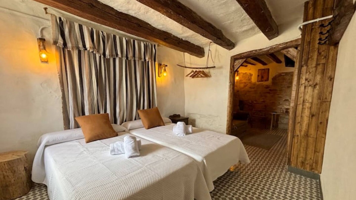 Iznatoraf Apartment | Studio Apartment 'Alojamiento Alberquina' with Shared Garden, Wi-Fi and Air Conditioning
