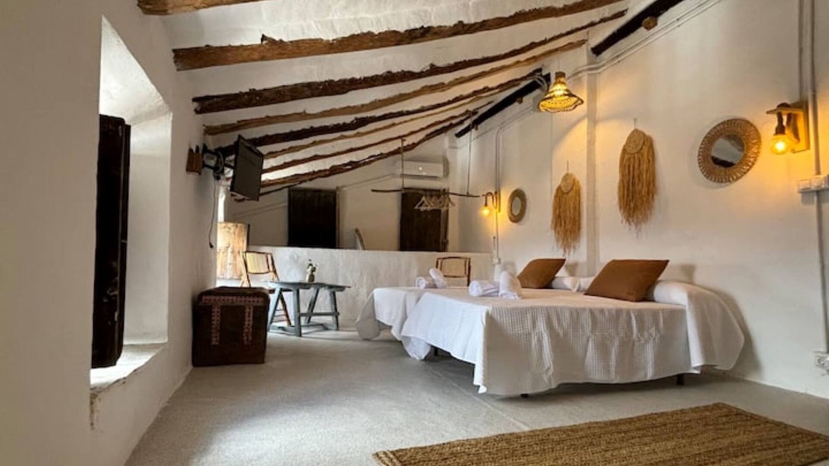 Iznatoraf Apartment | Studio Apartment 'Alojamiento Verdala' with Shared Garden, Wi-Fi and Air Conditioning