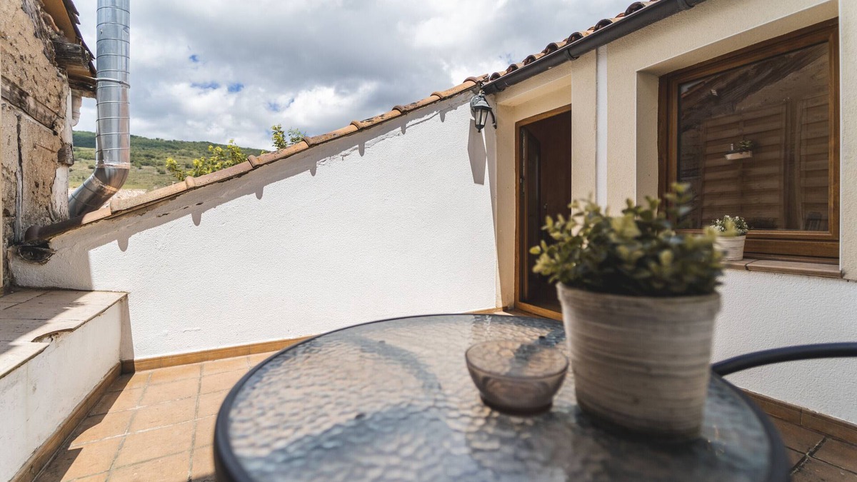 Ezcaray Apartment | Studio Apartment 'Altuzarra 2' with Mountain View, Private Terrace and Wi-Fi