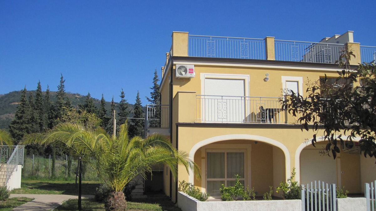 Pizzo Apartment | Studio Apartment at Pizzo Beach Club. Two Pools & Close to Beach. Free WI-FI.