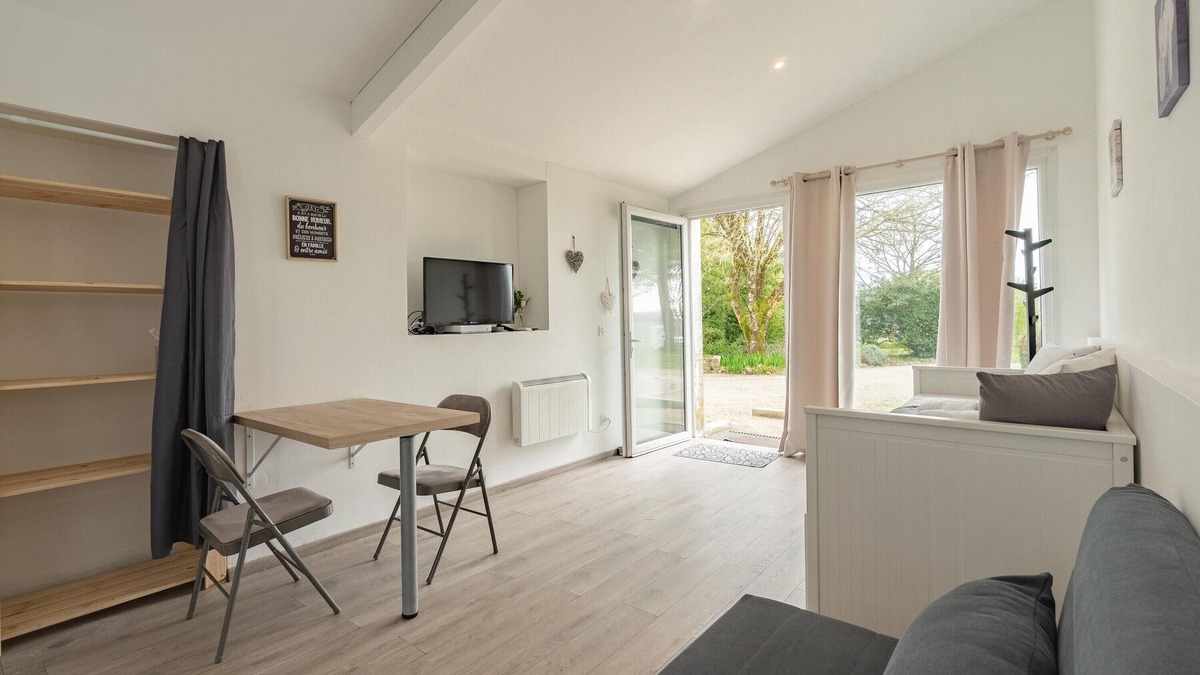 Cozes Apartment | Studio Apartment 'Au Petit Chez Nous' with Private Terrace, Private Garden and Wi-Fi