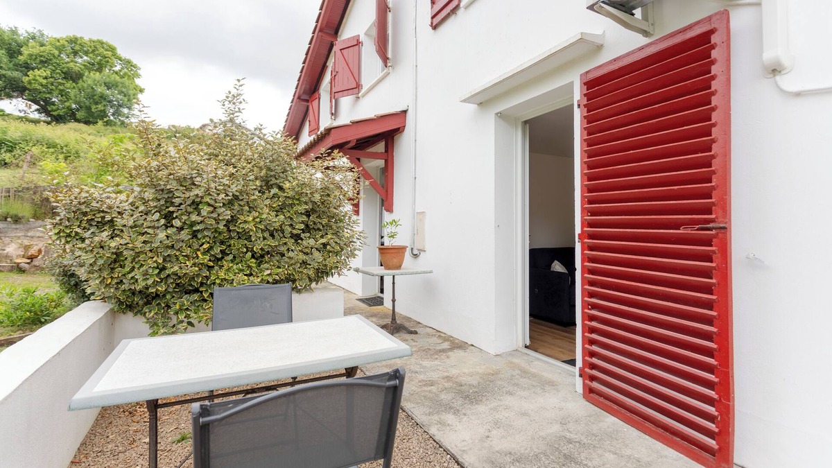 Guiche Apartment | Studio Apartment 'Beñat' with Private Terrace, Wi-Fi and Air Conditioning