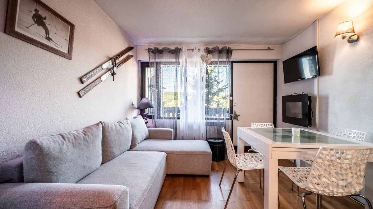 Bogeve Apartment | Studio Apartment 'De Charme' with Mountain View and Balcony