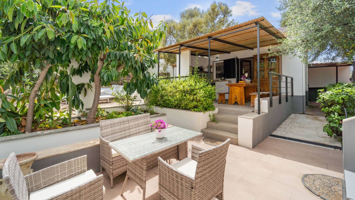 Sarroch Apartment | Studio Apartment 'Dependance Villa Matteo' with Sea View, Wi-Fi and Air Conditioning
