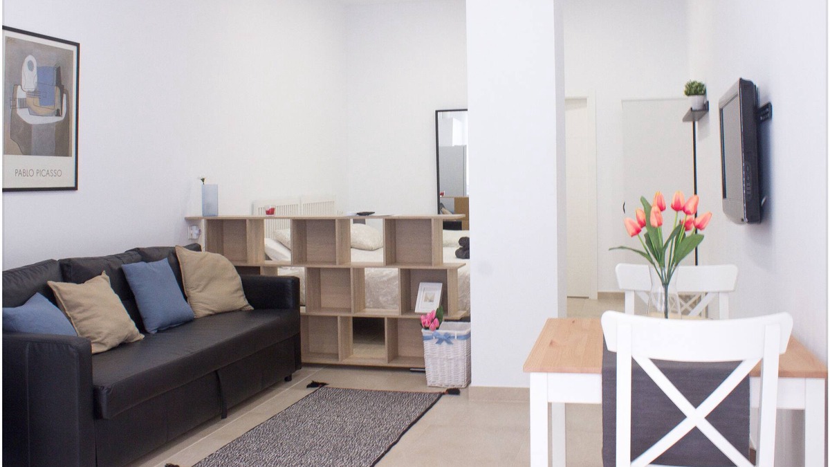 Los Tilos Apartment | Studio-Apartment-Ensuite with Shower-Street View-Estación Centro Vialia 5