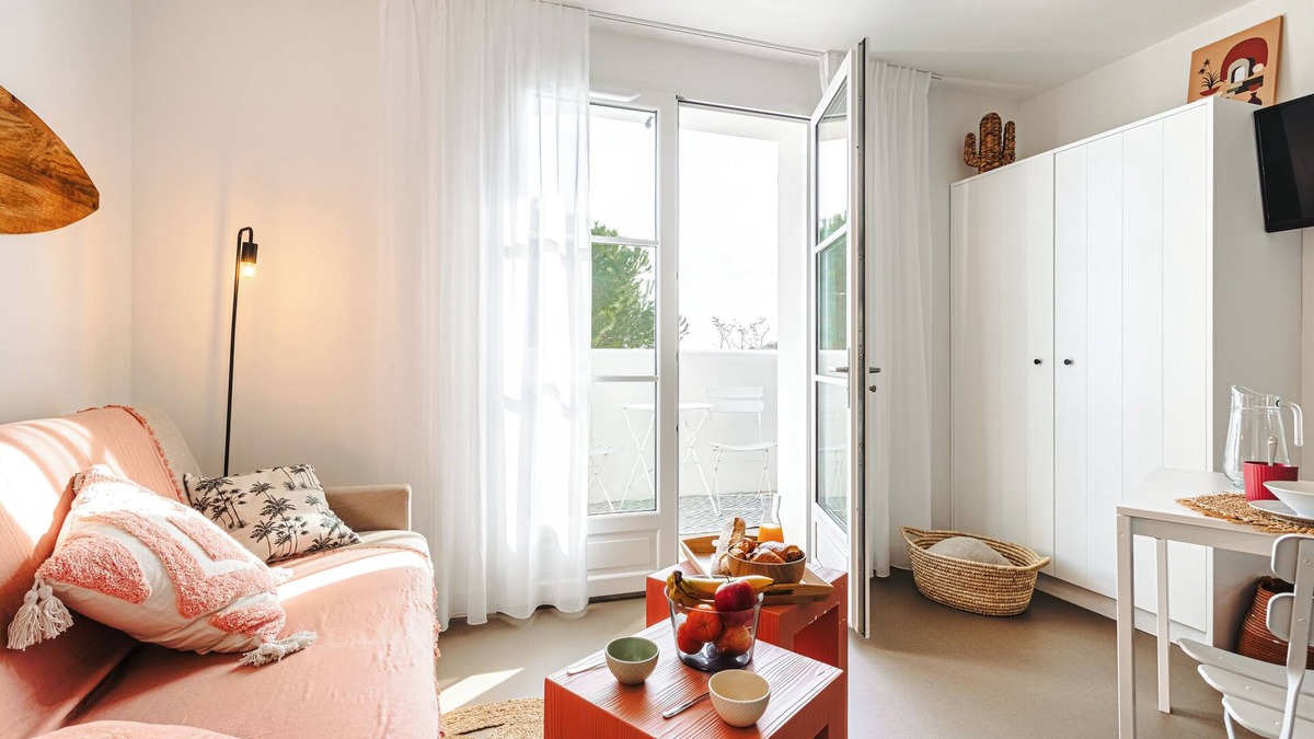 Rivedoux-Plage Apartment | Studio Apartment 'Les Pins, Vue Mer' with Sea View, Private Terrace and Wi-Fi
