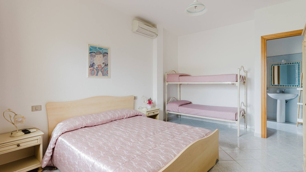 Palmas Arborea Apartment | Studio Apartment 'Camera 2' with Shared Terrace, Wi-Fi and Air Conditioning