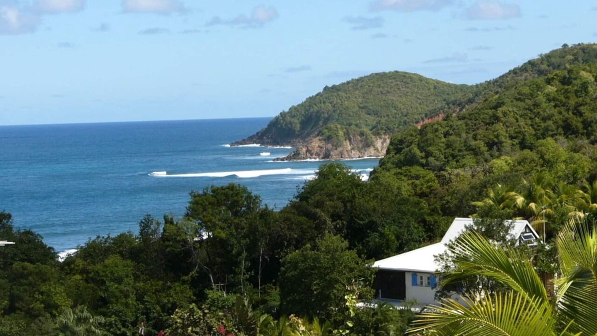 Tartane Apartment | Studio apartment just 30 seconds from a stunning beach - salt water pool