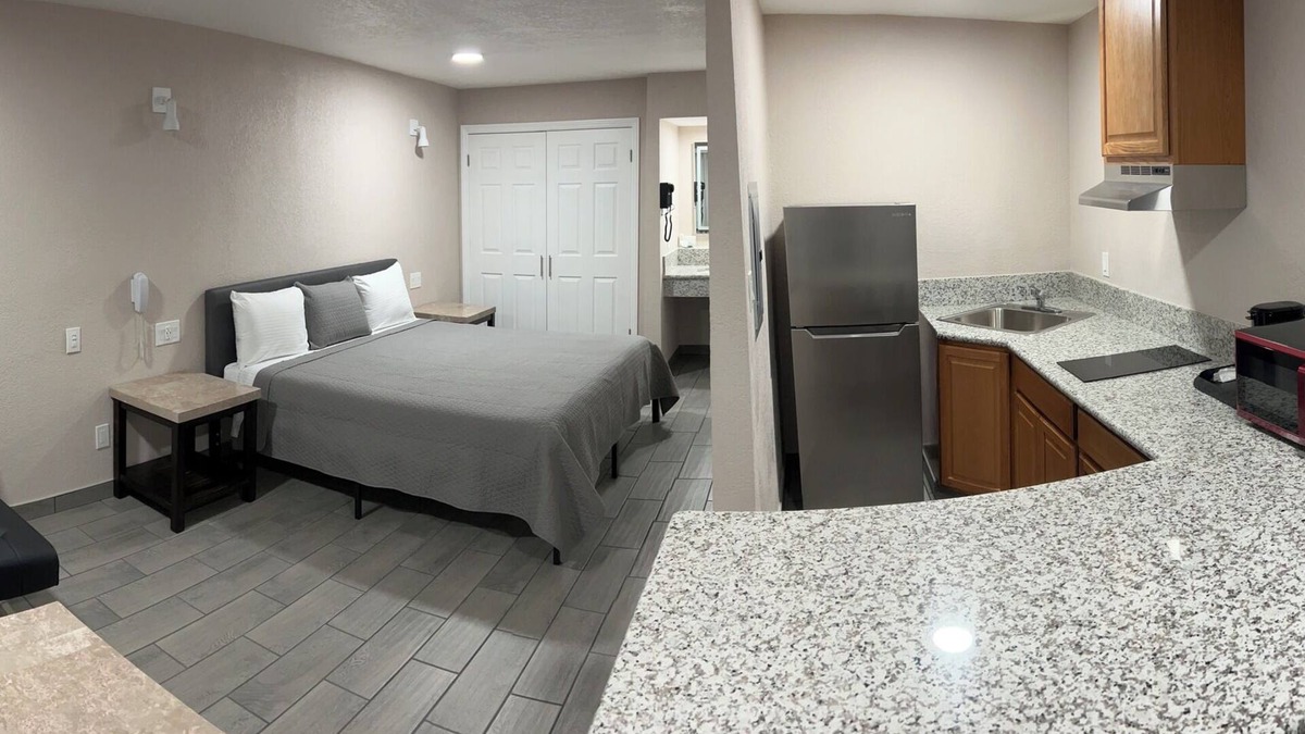 Greenacres Apartment | Studio Apartment - King Bed