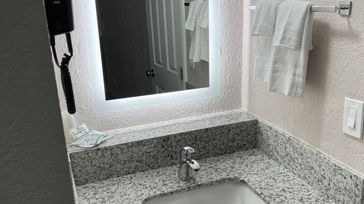 Greenacres Apartment | Studio Apartment - King Bed