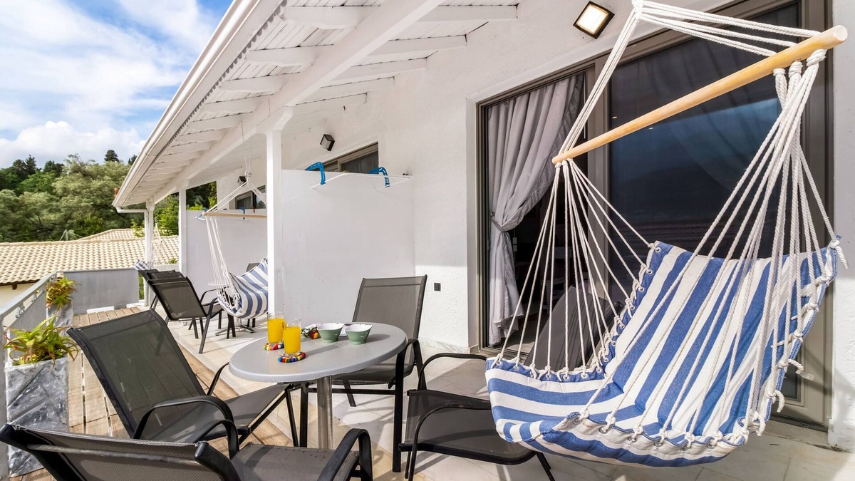 Geni Apartment | Studio Apartment "King 3" with Sea View, Shared Pool & Wi-Fi