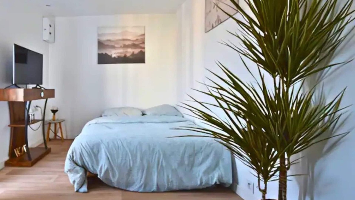 Amblainville Apartment | Studio Apartment "Lumineux - Annexe Cosy" with Private Terrace & Wi-Fi
