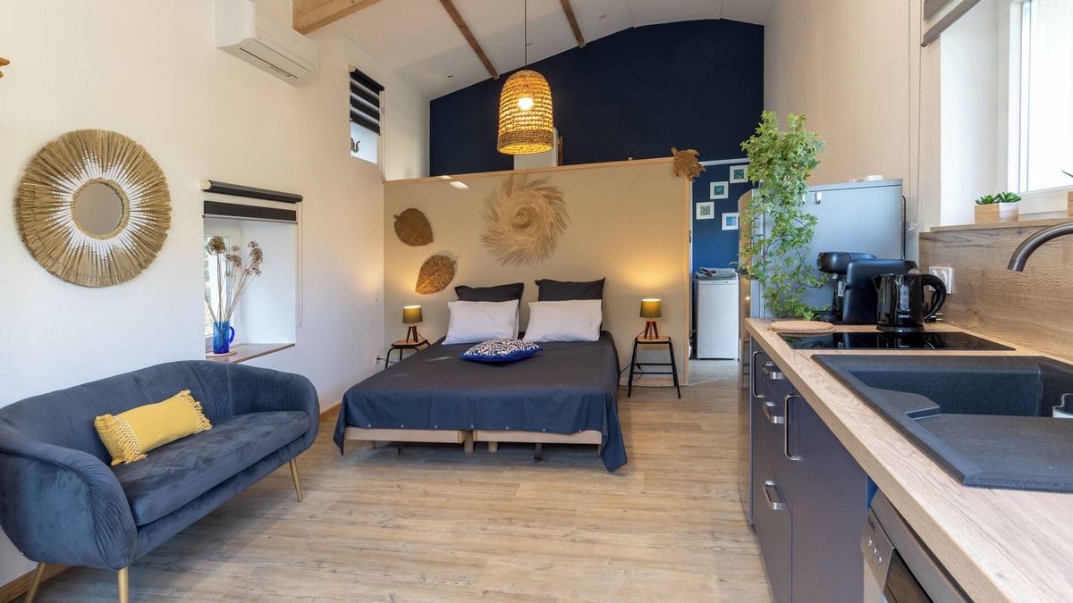 Salazac Apartment | Studio Apartment 'Le Chant Des Tongs' Surrounded by Nature with Wi-Fi and Air Conditioning