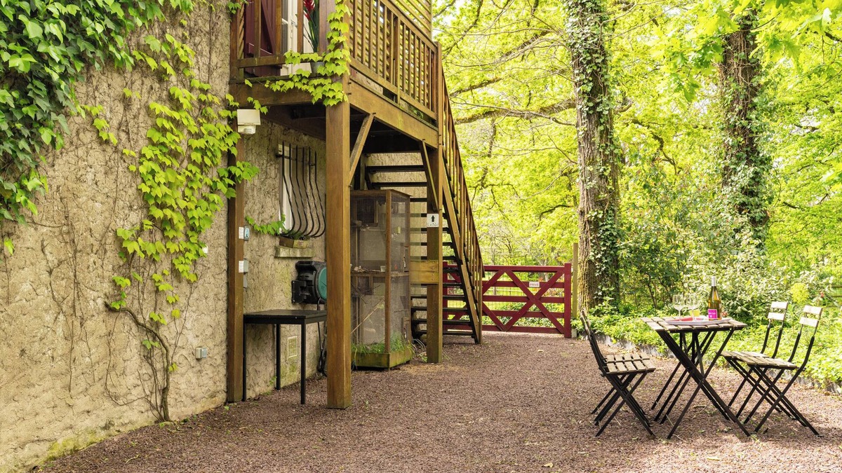 Bouaye Apartment | Studio Apartment 'Les Gîtes Du Robelier - Le Nid' with Shared Garden, Balcony and Wi-Fi