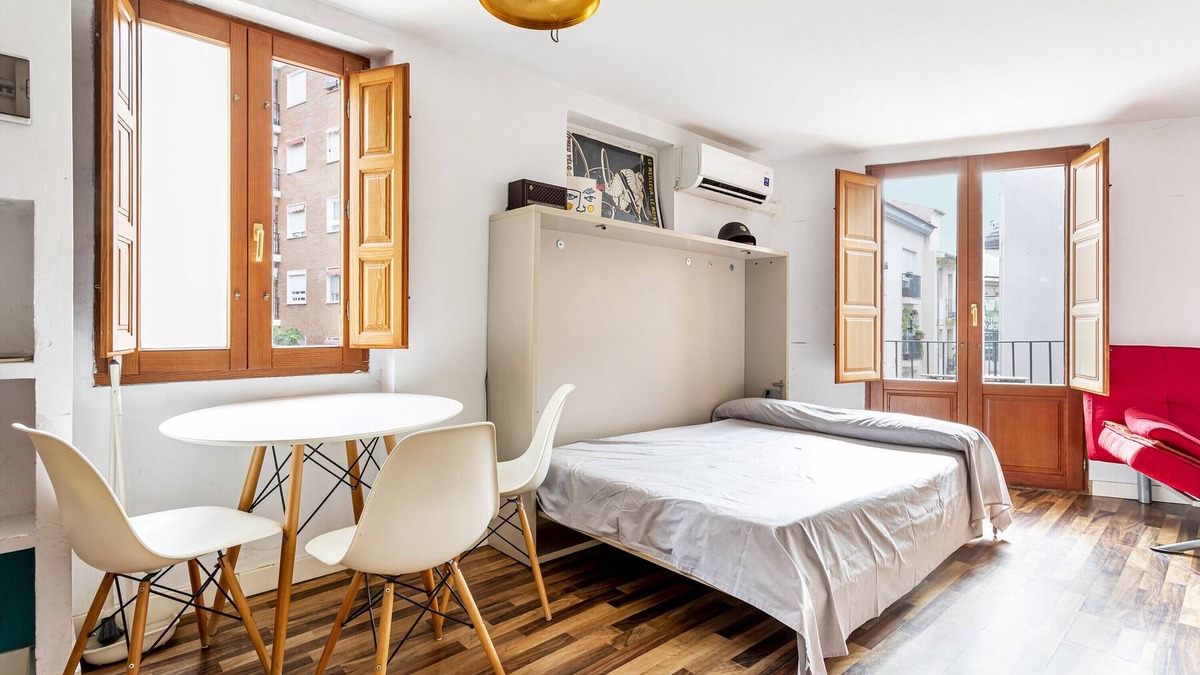 Barrio del Carmen Apartment | Studio Apartment 'Loft 3er Piso' with Shared Terrace, Wi-Fi and Air Conditioning