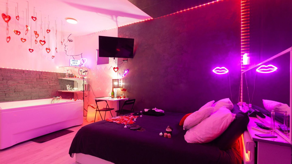 Le Mourillon Apartment | Studio Apartment "Love Room Avec Balnéo" with Whirlpool, Private Terrace & Wi-Fi