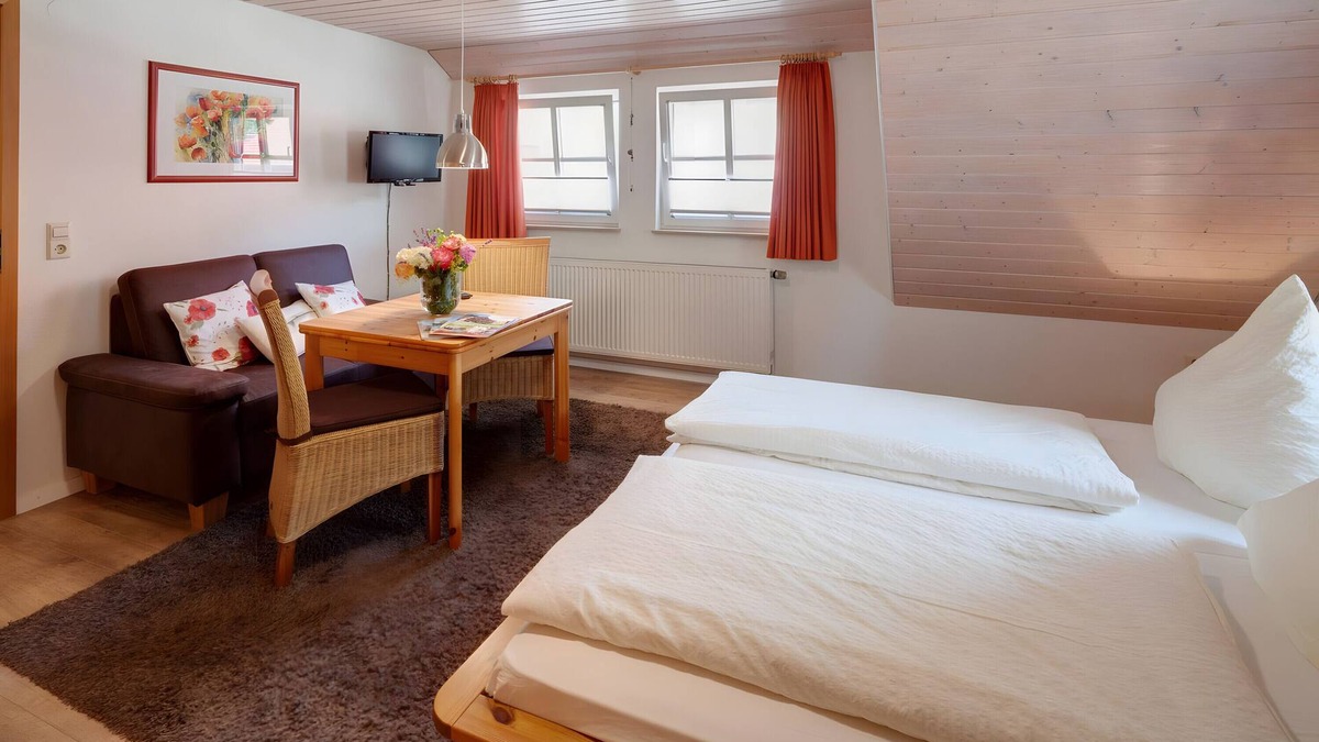 Gerabronn Apartment | Studio Apartment 'Mohn' with Shared Terrace, Shared Garden and Wi-Fi