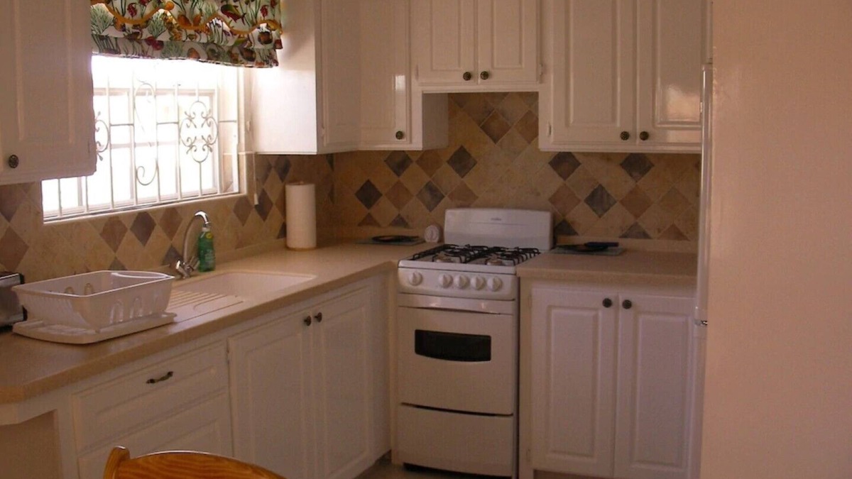 West Coast Apartment | Studio Apartment Plover Court Apartments