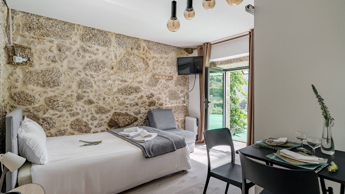 Rossas Apartment | Studio Apartment 'Quinta Do Bairro -' with Mountain View, Shared Pool and Wi-Fi