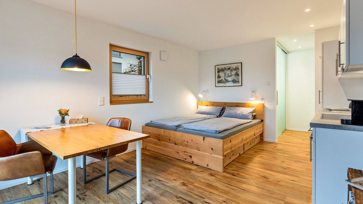 Iznang Apartment | Studio Apartment 'Sonnenhalde' with Lake View, Private Terrace and Wi-Fi
