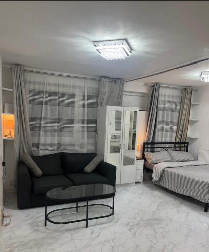 Moffat Apartment | Studio Apartment SW2