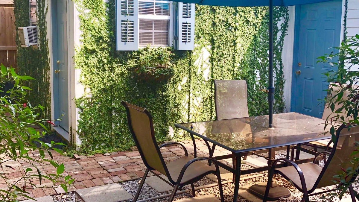 Faubourg Delachaise Apartment | Studio Apartment Upper Garden District 2 blocks from Magazine Street.