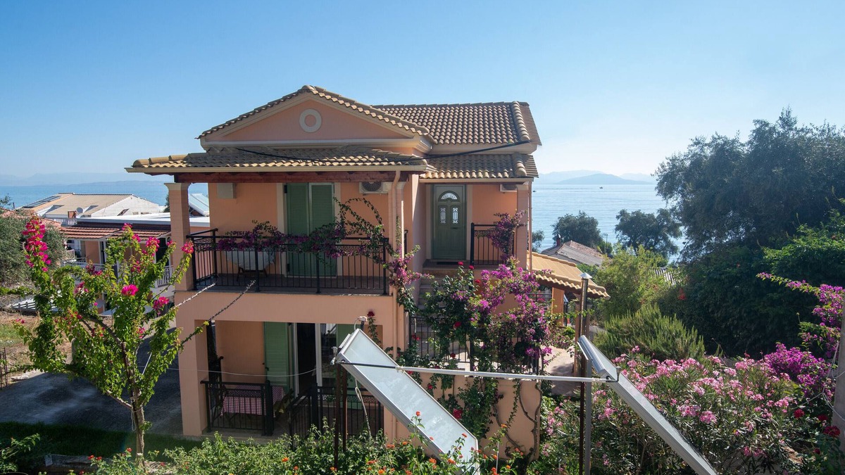 Messonghi Apartment | Studio Apartment 'Villa Pepy Studio 3' close to the Beach with Garden & Wi-Fi
