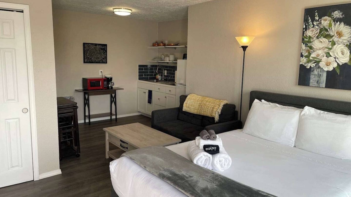 University Heights Apartment | Studio apartment w/balcony-Nob Hill, UNMH, Pres Hosp.