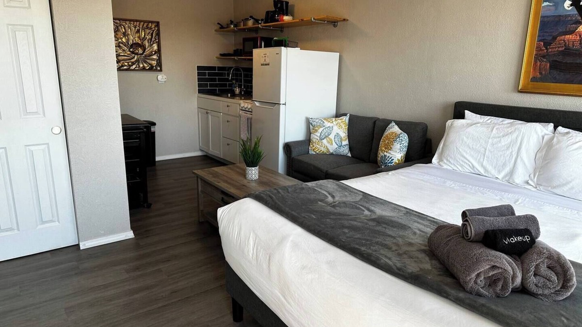 University Heights Apartment | Studio Apartment w/balcony near Nob Hill, UMM and downown.