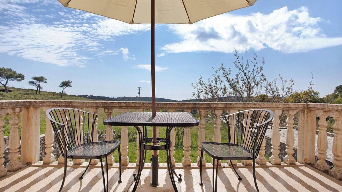 Maries Apartment | Studio apartment 'Wild Fig Retreat Helios' with Shared Pool, Wi-Fi and Air Conditioning