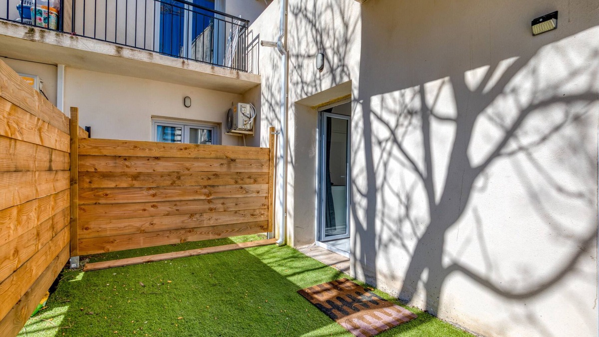 Poussan Apartment | Studio Apartment ' with Shared Garden