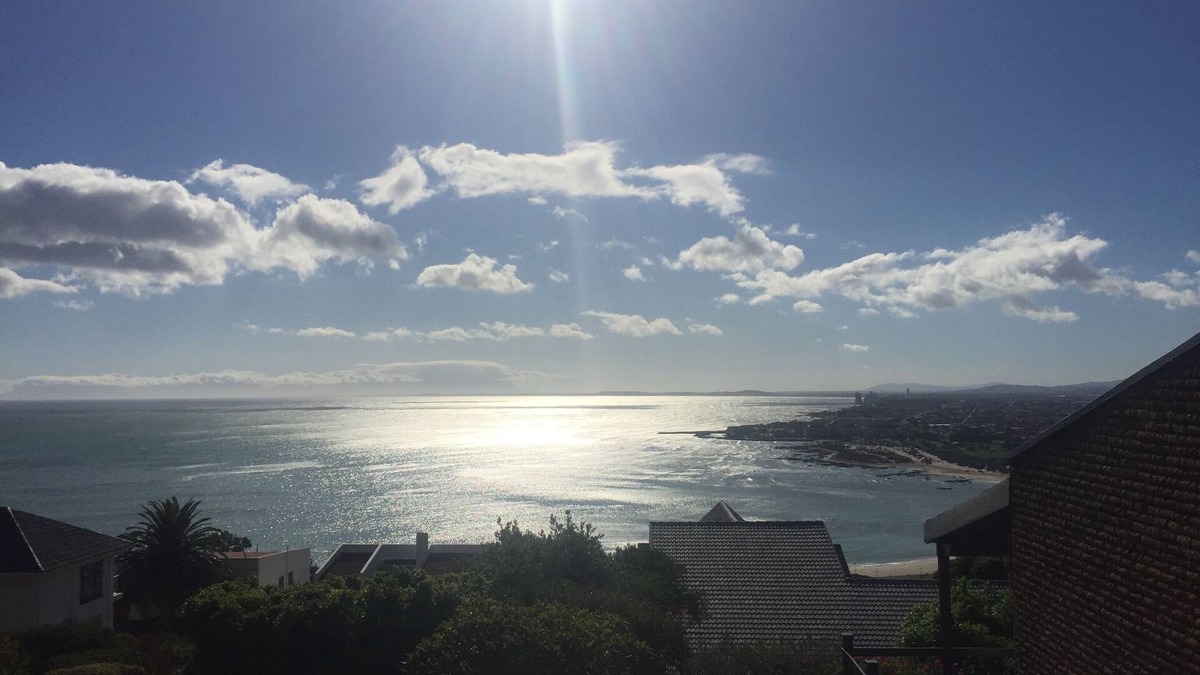 Mountainside Apartment | Studio apartment with sea view and direct view of Table Mountain