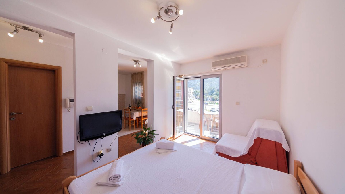 Maini Apartment | Studio Apt for 3 w/Balcony – Walking Distance to Beach No. 6