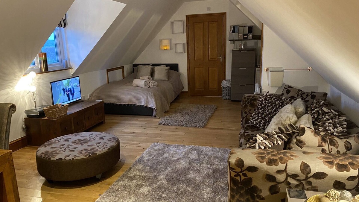 Whitstable Apartment | Studio apt, parking, close walk to beach and town.