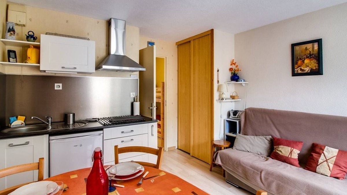 Esquieze-Sere Apartment | Studio cabin in Esquièze-Sère for 6 with balcony, mountain view and parking