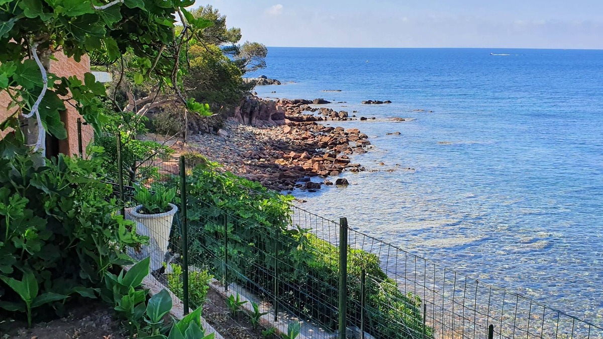 Le Dramont Apartment | Studio "calanques" Situation Exceptionnelle sur mer