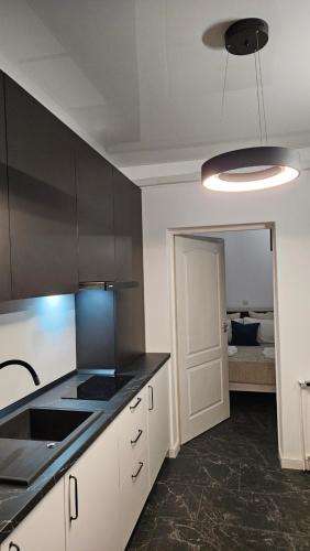 Craiova Apartment | Studio Chic, Rezerva acum! Central, cafea, ceai, apa, parcare publica gratuita, baie cu cabina si cada