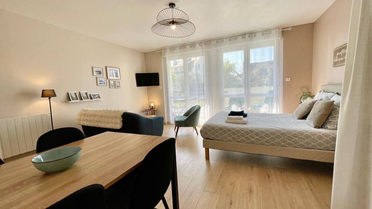 Berven Apartment | Studio-City-Wet room-Balcony