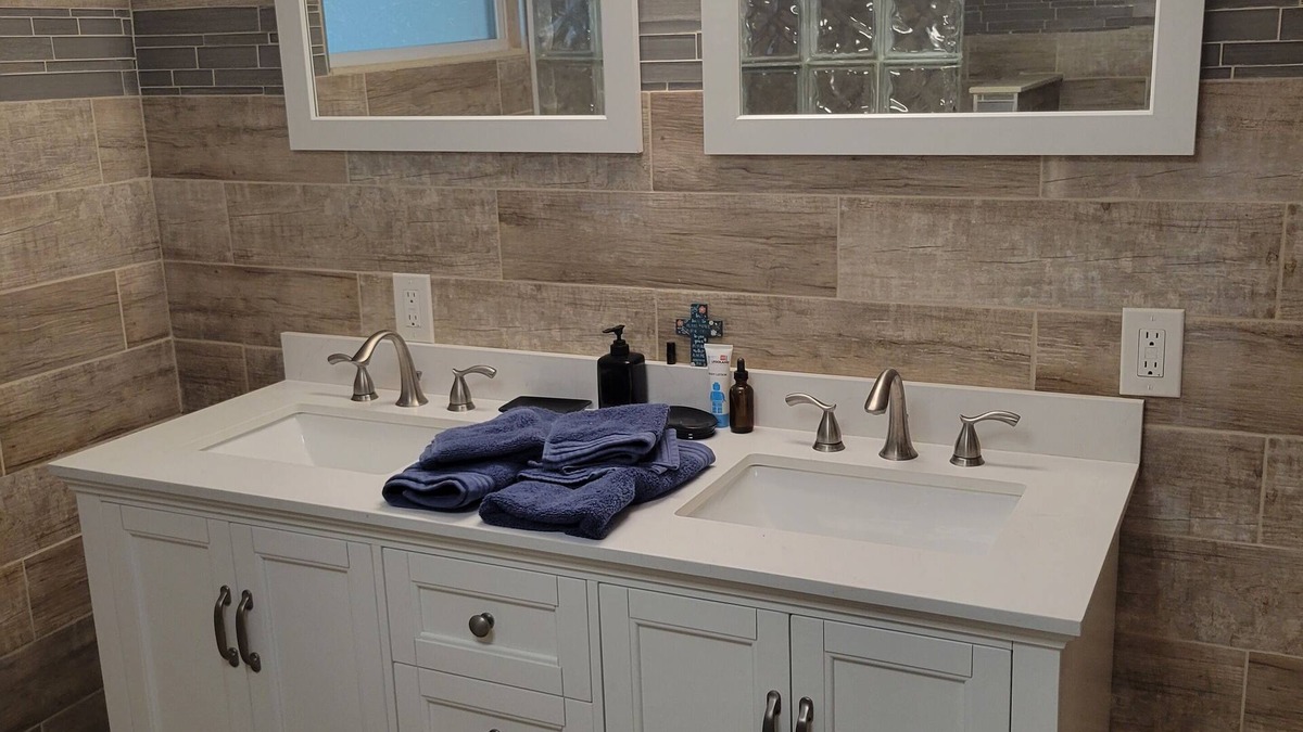 Bayshore Gardens Apartment | Studio close to airport, mall, beach, museum and much more