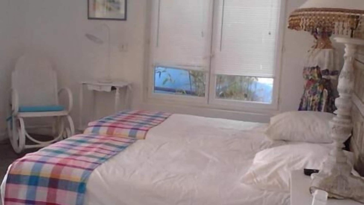 Anatole France Apartment | Studio-Comfort-Private Bathroom