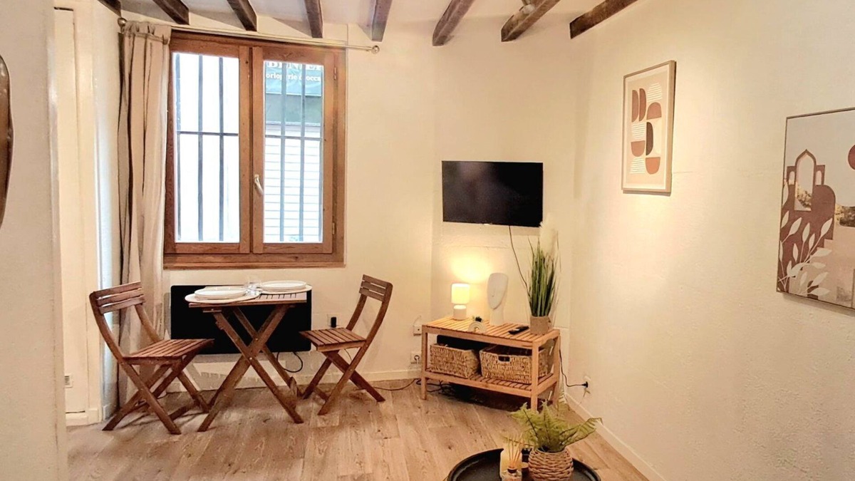 Nimes City Centre Apartment | Studio Corconne, City & Sights by Foot