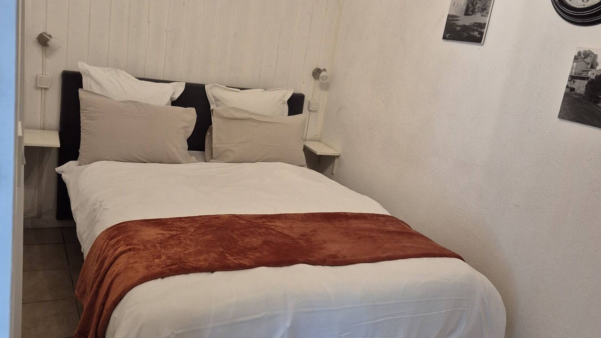 Crest Apartment | Studio-Cottage-Ensuite with Shower-Courtyard view