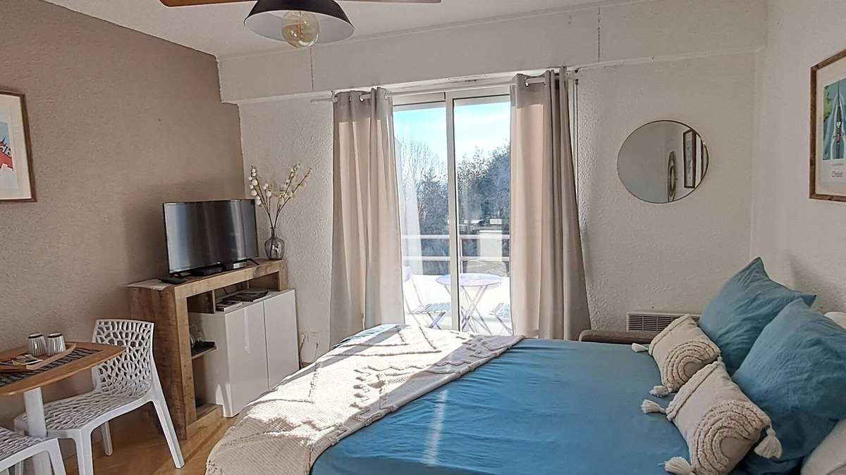 Cholet Apartment | Studio Darmaillacq with balcony and parking in town center