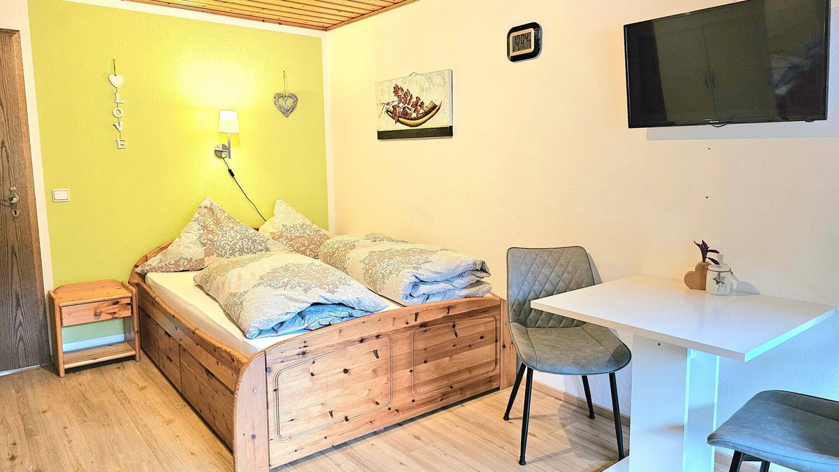 Bad Peterstal-Griesbach Apartment | Studio Apartment 'Einzimmerapartment Nr 4' with Mountain View, Shared Terrace and Wi-Fi