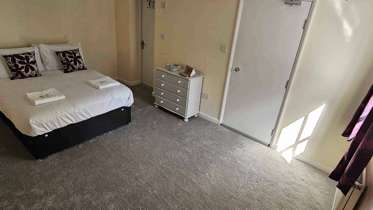 Mynydd Isa Apartment | Studio Double Bed Kitchen Free Wi-Fi TV Pet-Friendly