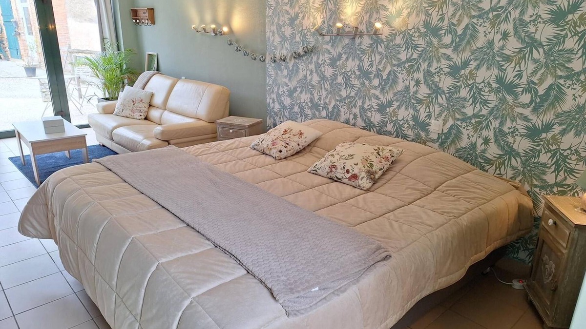 Fye Apartment | Studio 'Du Meslay' with Private Terrace, Shared Garden and Wi-Fi
