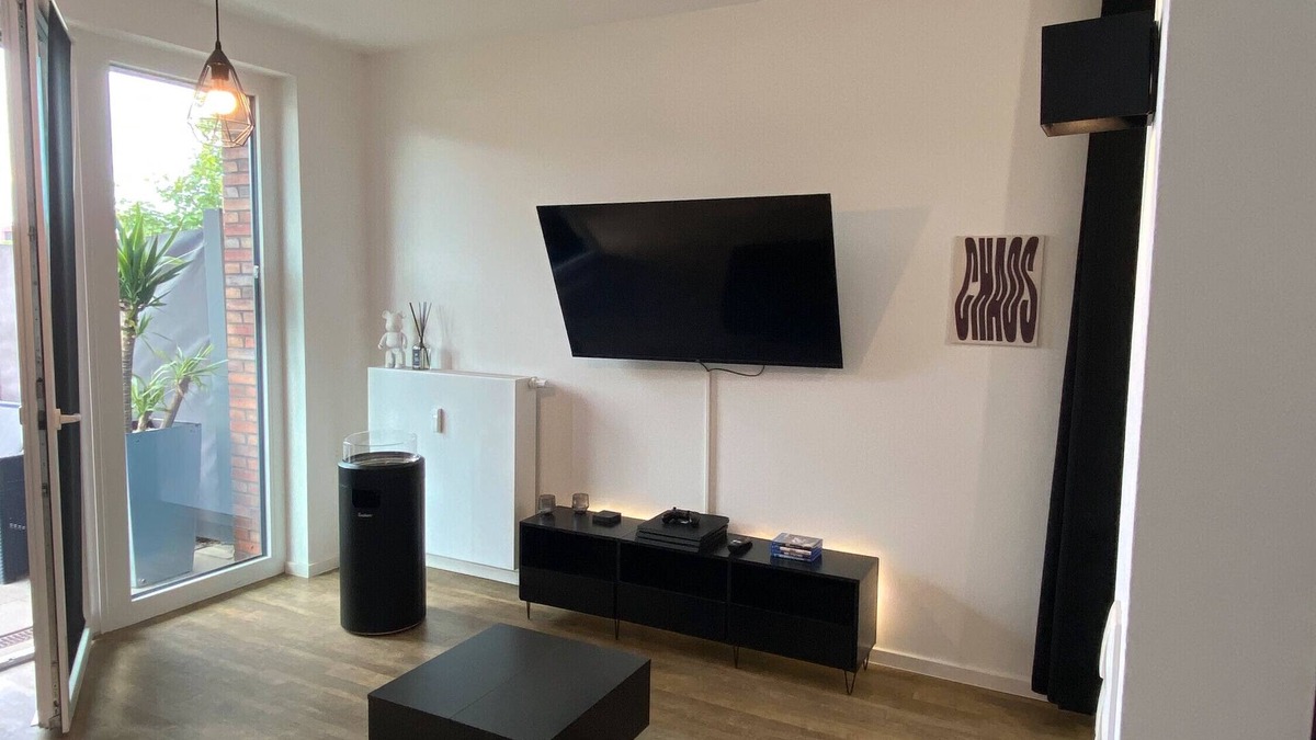 Lueneburg Apartment | Studio 'Ein Zimmer Mit Blick' with Balcony and Wi-Fi