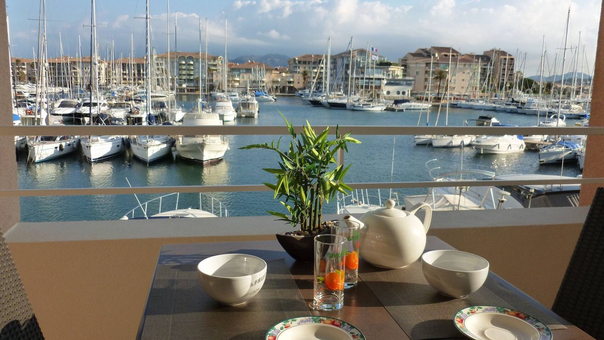 Frejus Port Apartment | Studio Exceptional view of Port Fréjus - Pool/Parking, direct access to the Beach.